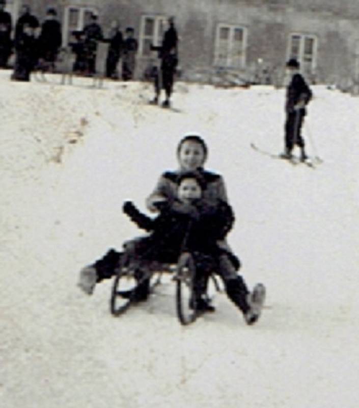 Sáňkování v Modřicích v roce 1945