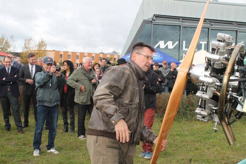 Na mladoboleslavském letišti byla v neděli slavnostně pokřtěna replika francouzského letadla z roku 1913 Caudron G3. Nadační fond letadla Metoda Vlacha stavěl tento stroj osm let a poprvé zde do oblak vzlétl na konci září.