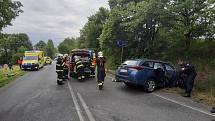 Šest lidí utrpělo zranění při čelním střetu příměstského kloubového autobusu a osobního auta, k němuž došlo v úterý na staré mladoboleslavské silnici II/610.