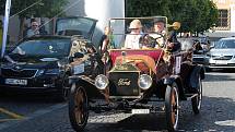 Čtyřiapadesát posádek stanulo ve čtvrtek po 17. hodině na Staroměstském náměstí v Mladé Boleslavi na startovní čáře dalšího ročníku Oldtimer Bohemia Rally.