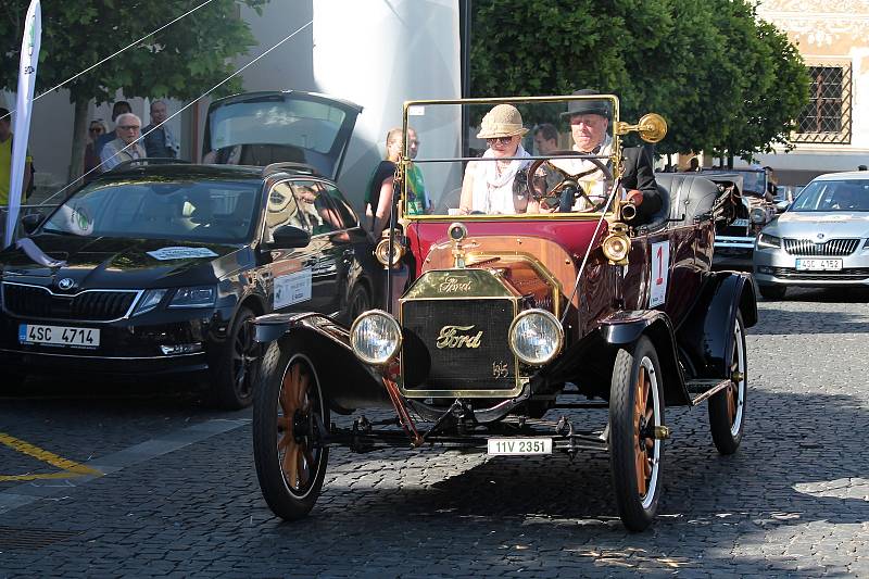 Čtyřiapadesát posádek stanulo ve čtvrtek po 17. hodině na Staroměstském náměstí v Mladé Boleslavi na startovní čáře dalšího ročníku Oldtimer Bohemia Rally.