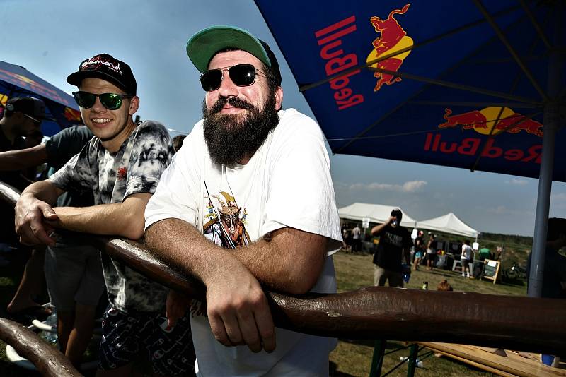 Ze závodu longboardů Red Bull Feel the Wheel 2020 na bikrosové trati v Benátkách nad Jizerou.