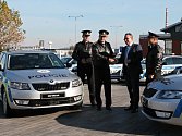 Policie ČR převzala od společnosti Škoda Auto služební vozy.