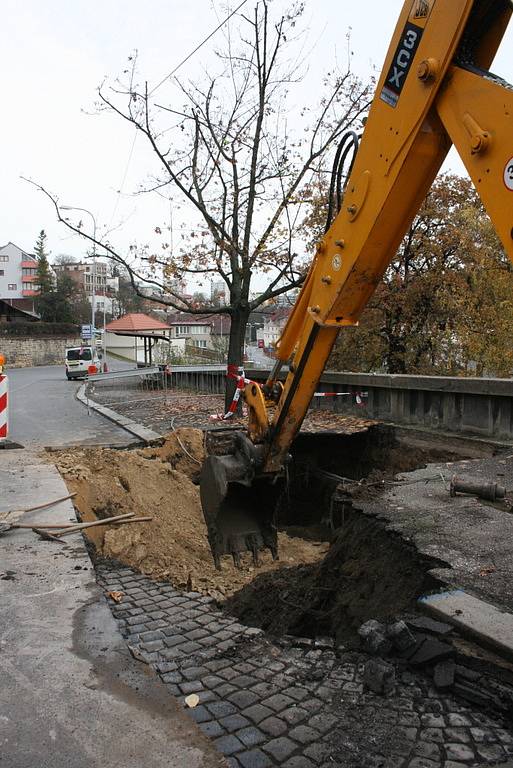 V ulici Pražská brána pod Staroměstským náměstím nyní zeje obrovská díra. Dělníci již pilně pracují na jejím odstranění.