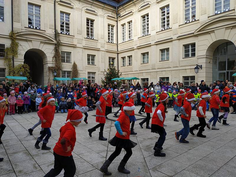 Na nádvoří kosmonoské základní školy se konal vánoční jarmark