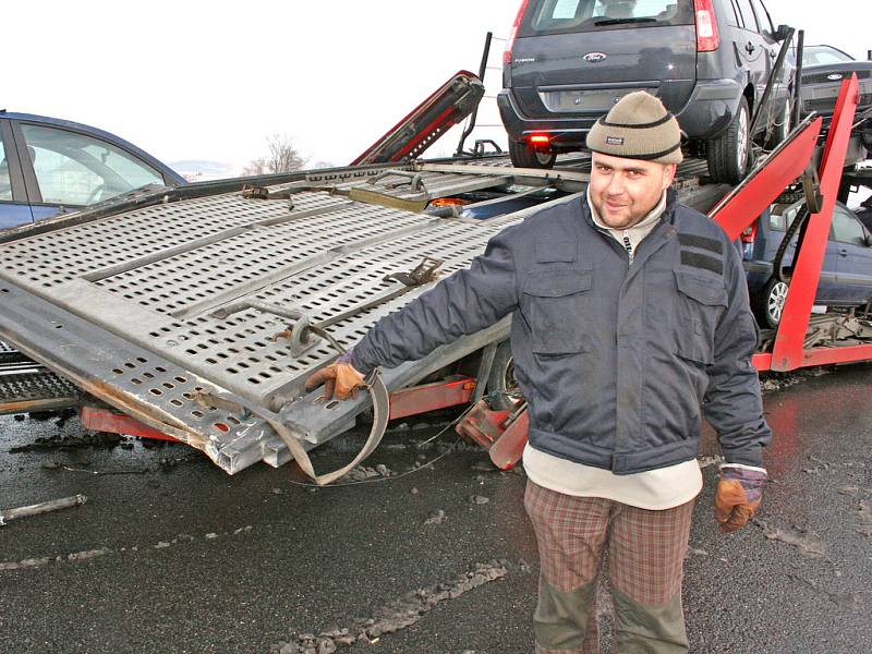 Kolize dvou tahačů plně naložených novými auty Ford a Škoda u Libichova na Mladoboleslavsku.