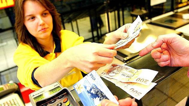  Zaměstnanci Škody Auto mají sice vyšší mzdy, ale v Mladé Boleslavi je tak draho, že jim z výplaty téměř nic nezbude. Většinu platu nechají v obchodech.