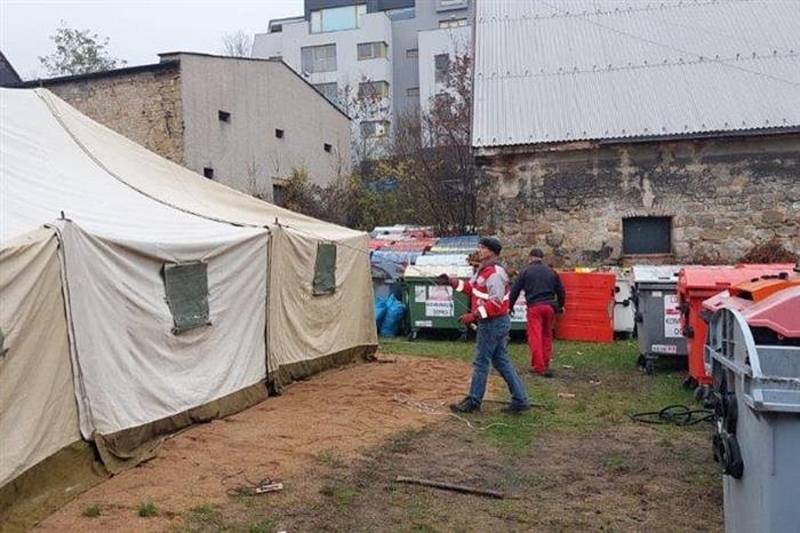 S příchodem zimy se už tradičně chystá také nouzové přístřeší pro lidi bez domova. I letos už vyrostl v Poplužním dvoře velký vojenský stan, který bude v mrazivých nocích sloužit jako útočiště pro ohřátí se.