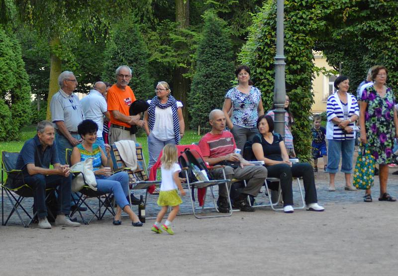 Předposlední promenádní koncert letošního léta patřil na Masarykově náměstí zavedené jazzové Kapele strýce Michaela.