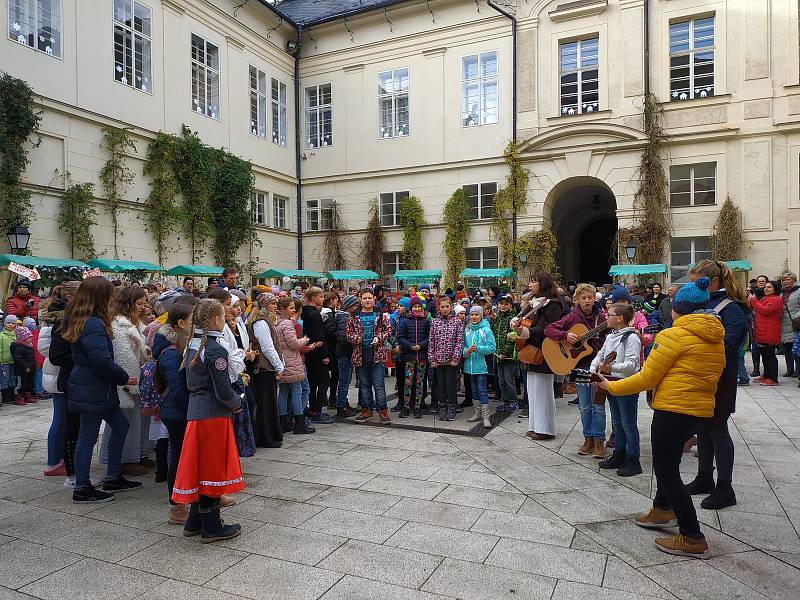 Na nádvoří kosmonoské základní školy se konal vánoční jarmark