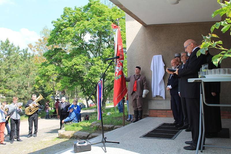 V sobotu 18. května byla na pozemku Husova domu slavnostně odhalena pamětní deska M. R. Štefánika