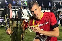 František Hakl s trofejí pro mistry světa v malém fotbale, kterou s českou reprezentací vybojoval v Tunisku.