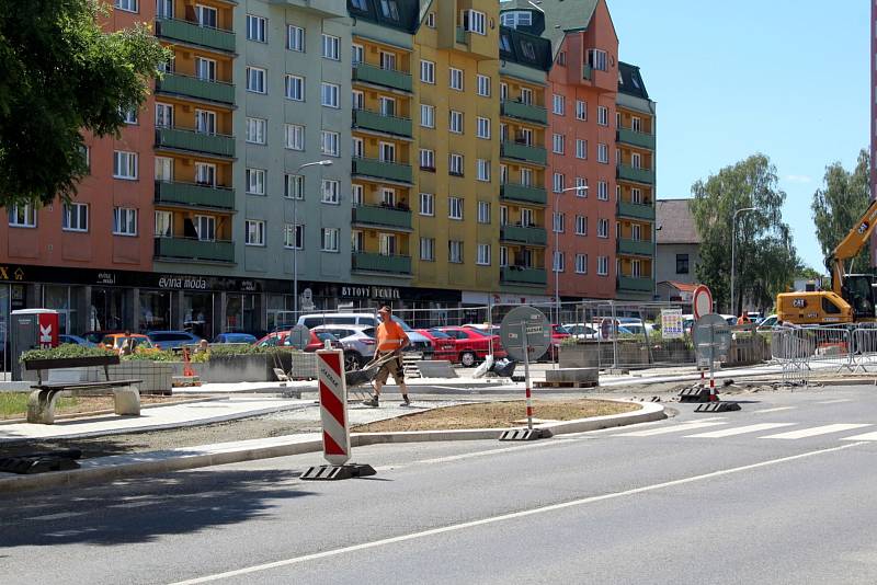 Úplná uzavírka platí v Mladé Boleslavi na křižovatce náměstí Republiky - S. K. Neumanna a u soudu včetně uzavření chodníku, parkovacích stání, jednoho jízdního pruhu a přechodů pro chodce až po křižovatku s Laurinovou ulicí.