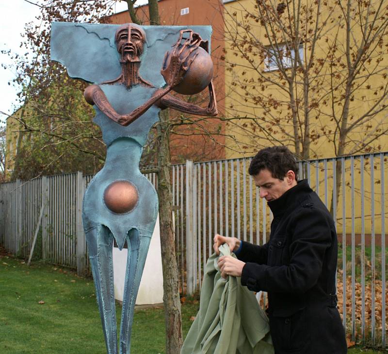 Okolí Kliniky Dr. Pírka zdobí nové sochy