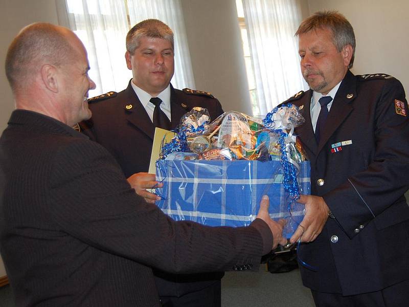 Mladoboleslavští profesionální hasiči převzali na magistrátu ocenění za pomoc při povodních v Čechách i Polsku.