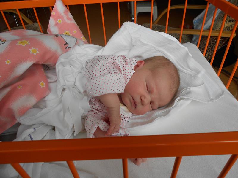 TEREZA Kahulová se narodila 16. dubna. Vážila 3,65 kilogramů a měřila rovných 50 centimetrů. S rodiči Markétou a Michalem bude bydlet v Košátkách, kde už na ni čekají dvě sestřičky Markétka a Natálka