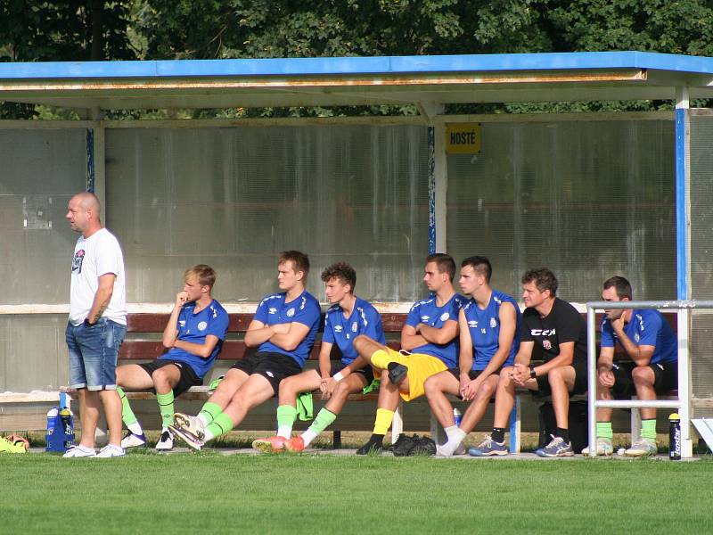 Fotbalisté Horek (v modrém) porazili v divizním derby sousedy z Benátek 1:0.