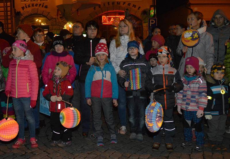 Sobota patřila v Mnichově Hradišti Restaurant Day, setkání milovníků dobrého jídla. Ti se sešli v sále klubu Posilovna u místního fotbalového stadionu. Desítky zájemců ochutnaly dobroty připravené místními. Večer pak dorazil na náměstí v průvodu svatý Mar