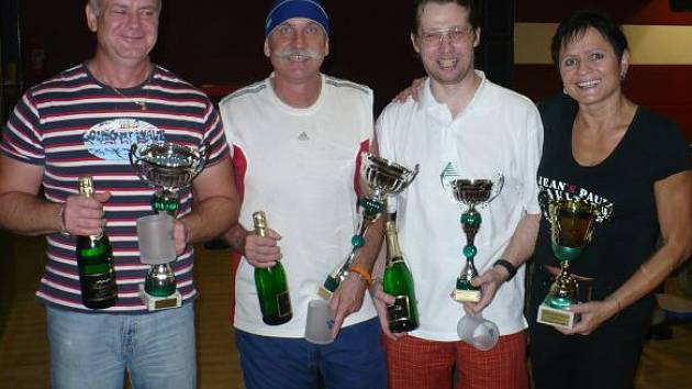 Čtveřice nejlepších v Bowling Cupu: (odleva)Leoš Beluško, Pavlín Jirků, Jaroslav Maňásek a Dagmar Vaněčková.