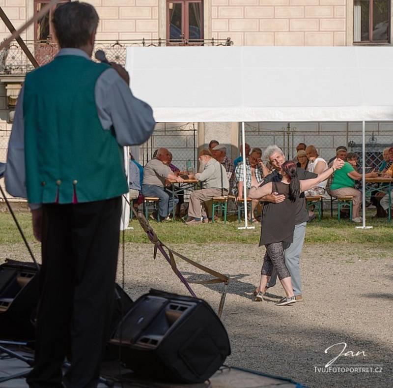 Další ročník přehlídky dechových hudeb Vtelenská dechparáda je minulostí. Na nádvoří zámku Stránov byla v nedělním odpoledni pohodová atmosféra, kterou podpořilo i slunečné počasí.