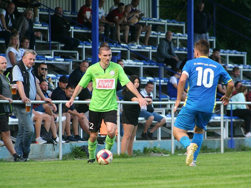 Fotbalisté Horek (v modrém) porazili v divizním derby sousedy z Benátek 1:0.