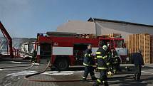 Požár skladovací haly v Luštěnicích.