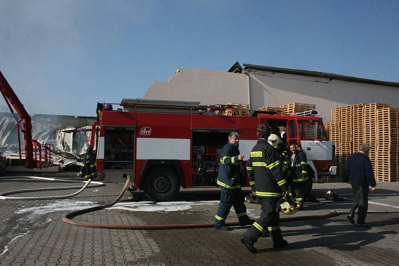 Požár skladovací haly v Luštěnicích.