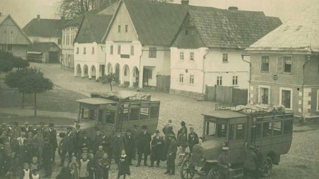 Kuřívody. První autobusy na náměstí na trase Kuřívody Bělá pod Bezdězem na začátku 20. století.