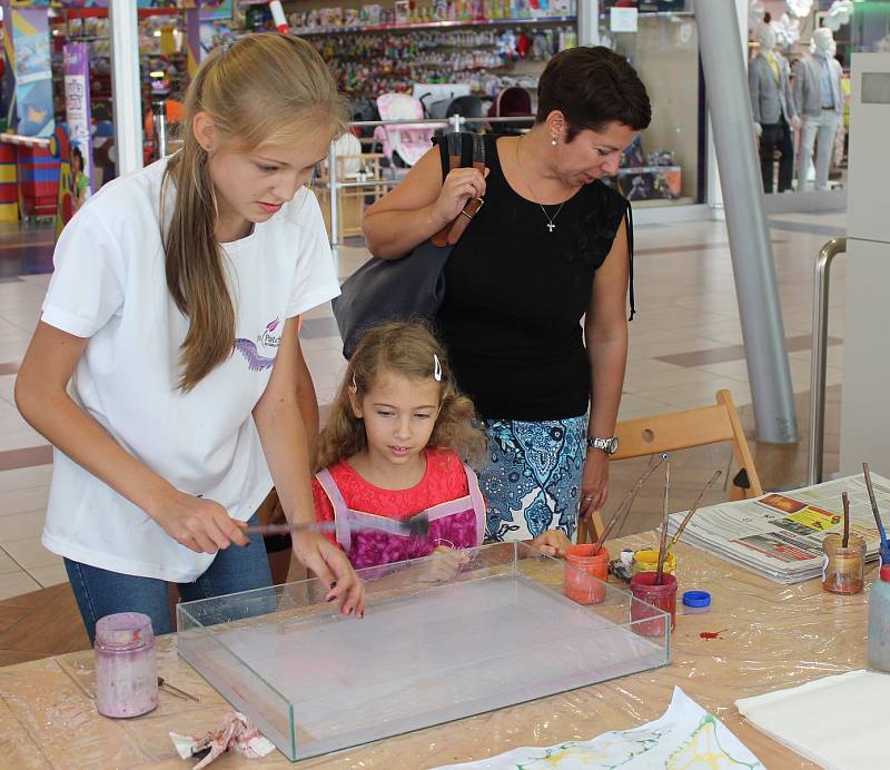 Vyzkoušet si malování na vodní hladinu pod vedením zkušené lektorky mohli v sobotu návštěvníci obchodního centra na Jičínské ulici.
