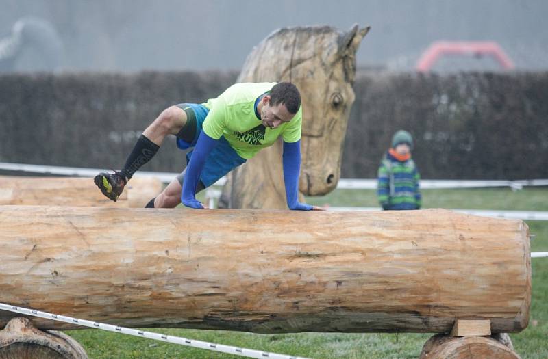 Extrémní překážkový závod Taxis Gladiator Race na pardubickém dostihovém závodišti.