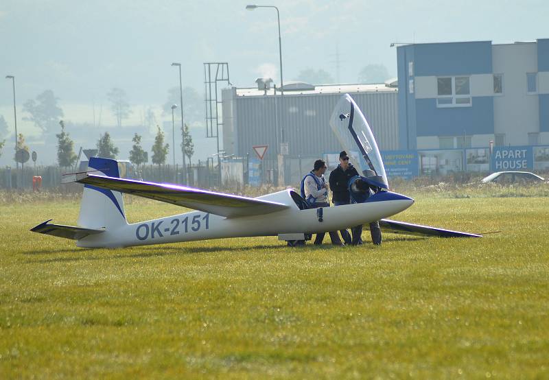 Na letiště v Mladé Boleslavi se v sobotu konal už čtvrtý ročník letecké akrobacie bezmotorových kluzáků. Dorazilo tam na pětadvacet pilotů.