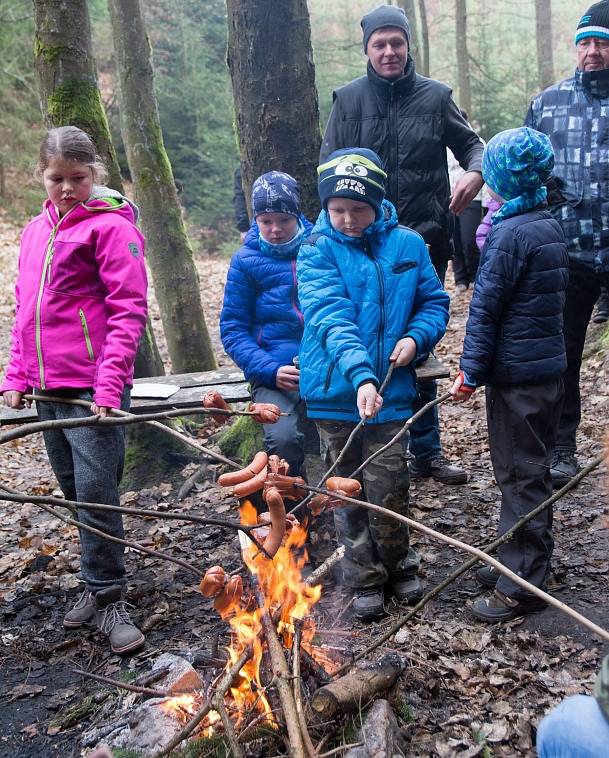 Nejmenší házenkáři z Bělé se vydali spolu s rodiči a trenéry na výlet k známé Březinské studánce.