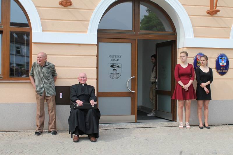 Rekonstruovaná radnice v Dolním Bousově už je otevřená. Místní si její útroby mohli prohlédnout