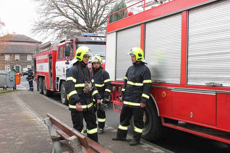 Hasiči v mnichovohradišťském domě s pečovatelskou službou trénovali zásah při požáru