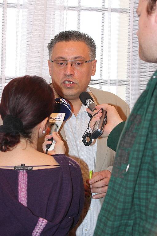 Primátor Mladé Boleslavi Raduan Nwelati na tiskové konferenci.