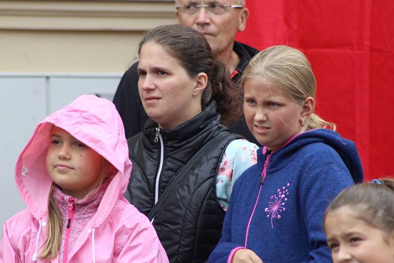 Sobotní stoleté oslavy od vzniku Československé republiky provázelo na mnichovohradišťském Masarykově náměstí deštivé počasí.