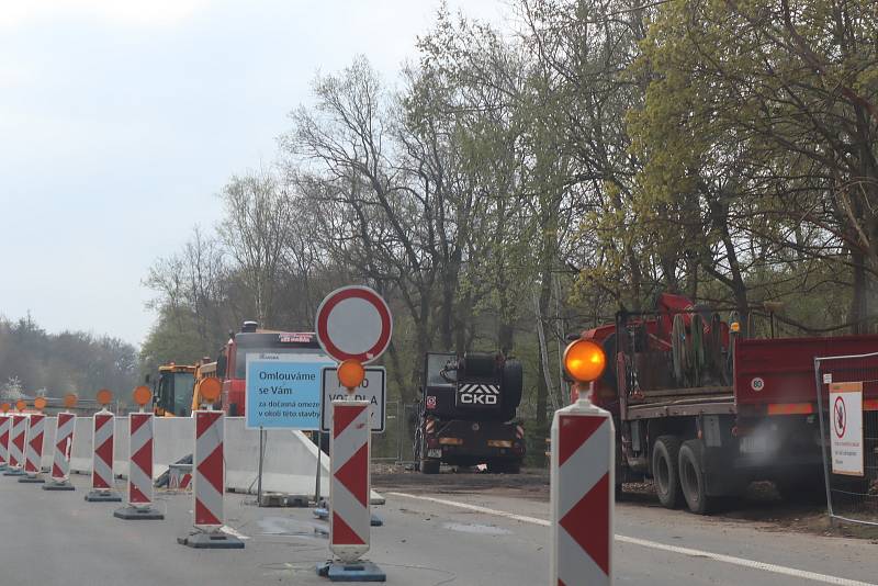 Oprava mostu a s tím spojené zúžení na dálnici D10 mezi Prahou a Mladou Boleslaví - na úrovni sjezdu ke Staré Boleslavi.