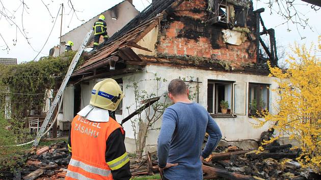 Požár dvojdomku v obci Kruhy u Mnichova Hradiště