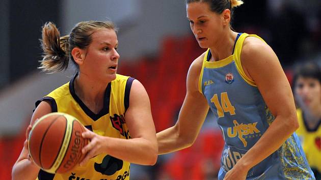 Ve sportovní hale v Mladé Boleslavi se hraje například ženský basketbal.