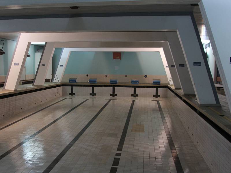 Vypuštěný bazén v mladoboleslavské sokolovně