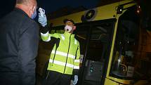Zaměstnanci Škody Mladá Boleslav přicházejí v pondělí 27. dubna před šestou ráno do práce, po odstávce způsobené epidemií nového typu koronaviru.