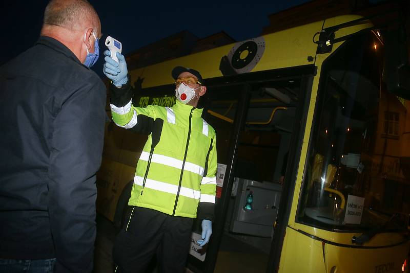 Zaměstnanci Škody Mladá Boleslav přicházejí v pondělí 27. dubna před šestou ráno do práce, po odstávce způsobené epidemií nového typu koronaviru.