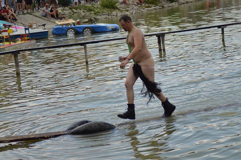 Tradičního klání na rybníku Pískovák se letos sice zúčastnilo jen pět soutěžních posádek, podívaná to však byla veselá jako vždy.