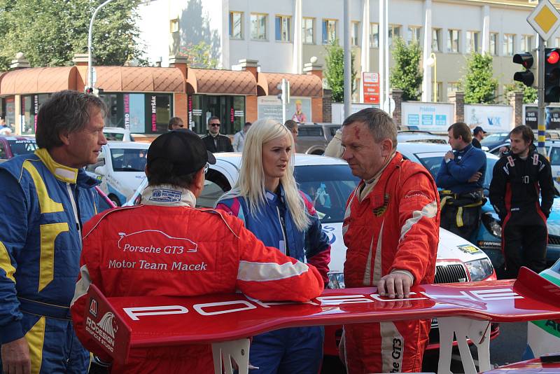 Prostor okolo Bondy centra, Škoda Muzea a autobusového nádraží ovládla v sobotu dopoledne rychlostní zkouška.