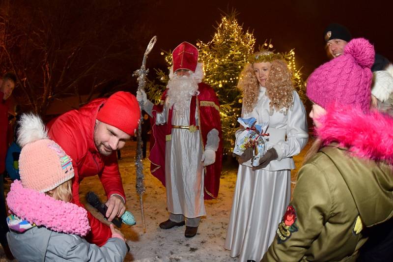 Rozsvícení vánočního stromečku s mikulášskou nadílkou v Kolomutech.