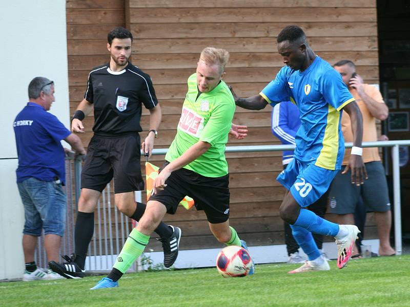 Fotbalisté Horek (v modrém) porazili v divizním derby sousedy z Benátek 1:0.