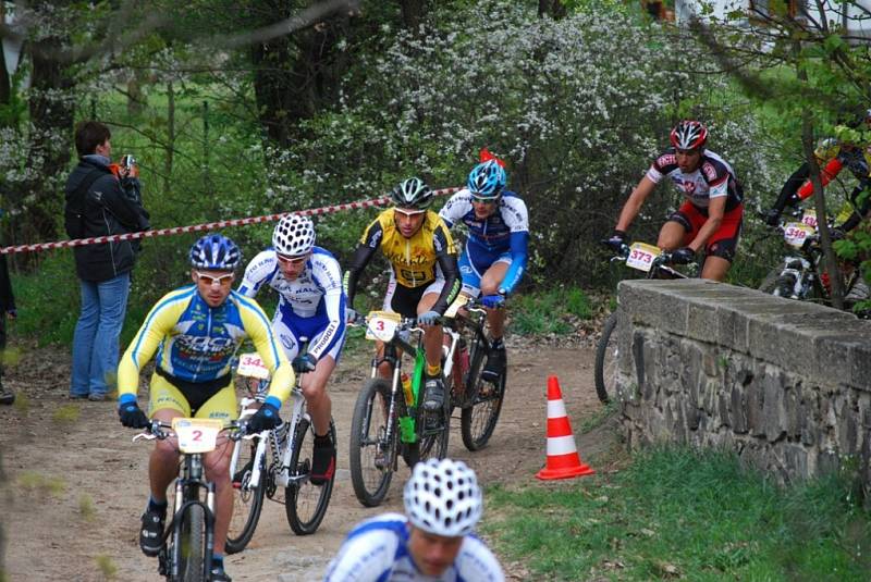 První závod letošní sezony na horských kolech - půlmaratón v Českých Budějovicích, kde kraloval Boleslavák Váalav Ježek