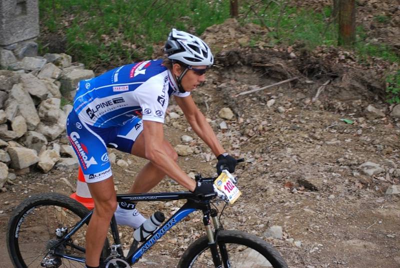 První závod letošní sezony na horských kolech - půlmaratón v Českých Budějovicích, kde kraloval Boleslavák Váalav Ježek