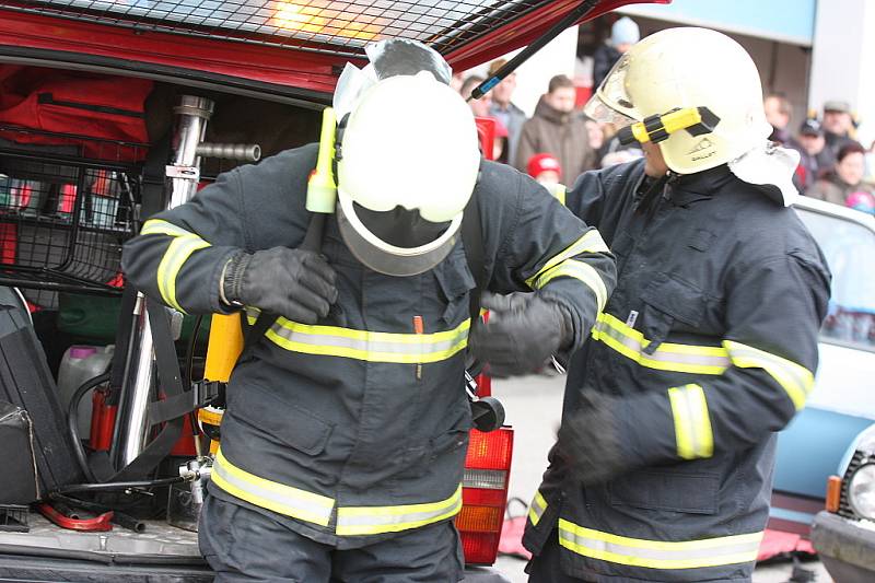 Oslavy 140. výročí založení Sboru dobrovolných hasičů v Mladé Boleslavi si nenechaly ujít stovky lidí. K vidění byla požární technika, ukázky zásahu atd.