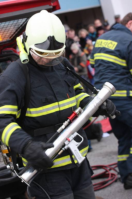 Oslavy 140. výročí založení Sboru dobrovolných hasičů v Mladé Boleslavi si nenechaly ujít stovky lidí. K vidění byla požární technika, ukázky zásahu atd.